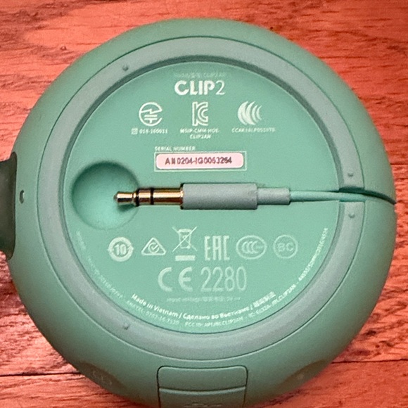 JBL Bluetooth Speaker - Teal with Red Clip - Picture 4 of 8